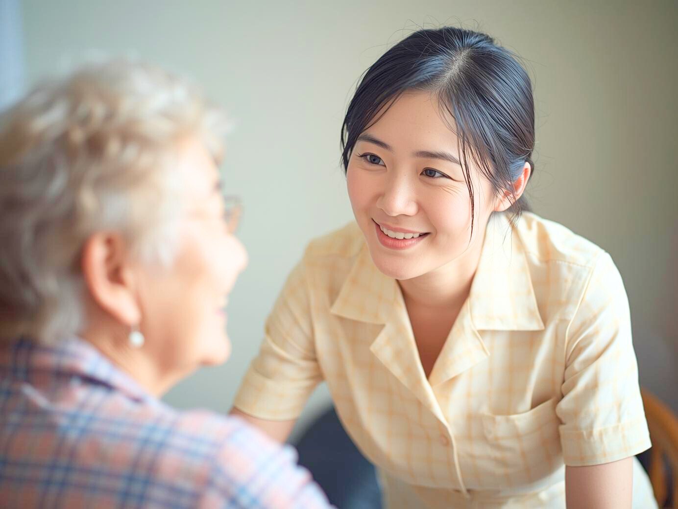 高齢女性と穏やかに対話する女性介護士