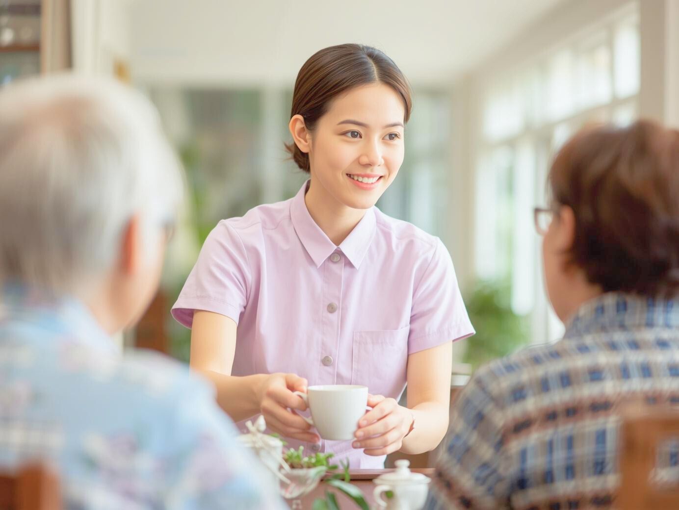 高齢者2人とお茶を楽しむ介護士の穏やかなティータイム